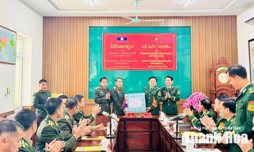 Đại diện Ban Chỉ huy Bộ đội Biên phòng tỉnh Thanh Hóa tặng quà lưu niệm cho Bộ Chỉ huy Quân sự tỉnh Hủa Phăn.