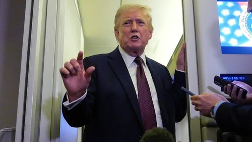 Tổng thống Mỹ Donald Trump phát biểu với các phóng viên trên chuyên cơ Air Force One. Ảnh: Euronews.