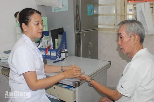 Người cao tuổi được kiểm tra sức khỏe hằng ngày. Ảnh: PHƯƠNG LAN