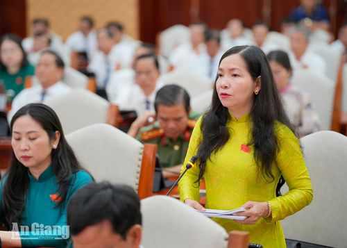 Đại biểu Nguyễn Thị Hồng Phượng, Phó Trưởng Ban Pháp chế HĐND tỉnh, Tổ đại biểu số 21 chất vấn Giám đốc Sở Nội vụ tỉnh An Giang, chiều 28/7.