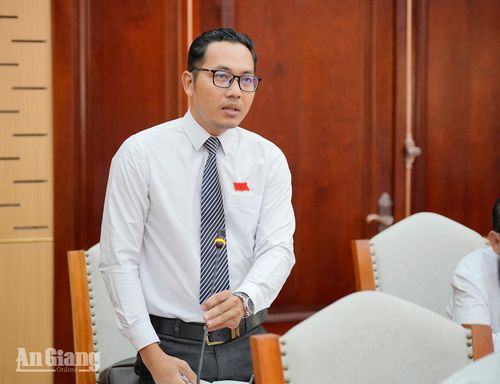 Đại biểu Danh Hoài Duy, Tổ đại biểu số 5 HĐND tỉnh chất vấn Giám đốc Sở Nông nghiệp và Môi trường tỉnh An Giang, chiều 28/7.