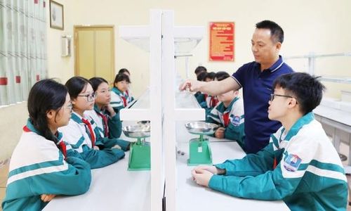  Giờ thực hành môn Vật lí của thầy và trò Trường Trung học cơ sở Tương Giang (phường Tam Sơn). Ảnh: Thanh Tú. 