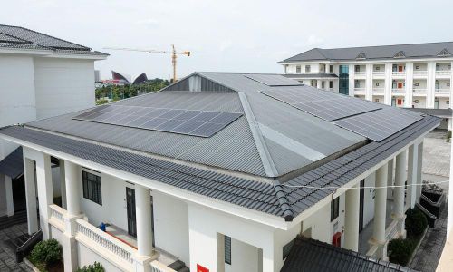  Hệ thống điện mặt trời mái nhà lắp đặt tại tòa nhà trung tâm Trường Chính trị Nguyễn Văn Cừ. 