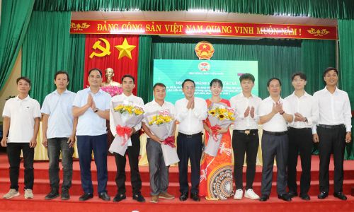  Đại diện lãnh đạo Hội Nông dân Việt Nam, Hội Nông dân tỉnh và lãnh đạo xã Phúc Hòa tặng hoa chúc mừng Hợp tác xã. 