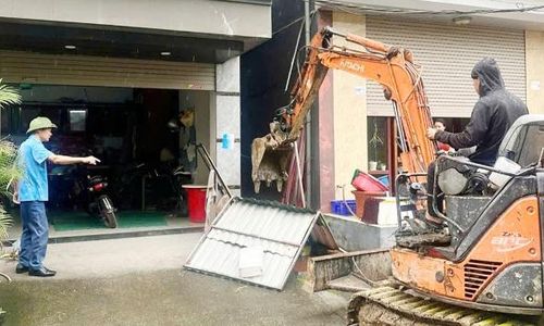 Phường Nếnh xử lý vi phạm giữa 2 dãy nhà sau khi nhận được ý kiến phản ánh của Nhân dân.