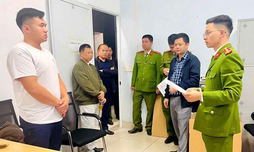  Cơ quan điều tra Công an tỉnh đọc quyết định tạm giữ đối tượng phạm tội trong vụ án mua bán hóa đơn trái phép tại STB Group. 