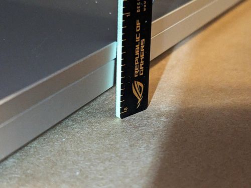 Surface Laptop Ultra có phần gờ nhỏ ở cạnh trước giúp mở màn hình dễ dàng hơn.