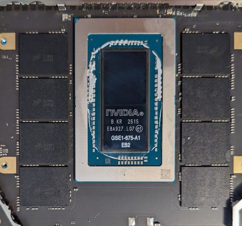 Cận cảnh chip xử lý Nvidia RTX Spark được trang bị trên Surface Laptop Ultra.