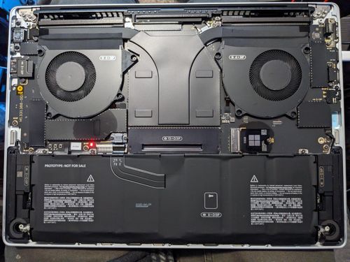 Surface Laptop Ultra có mặt dưới dạng mô-đun, nhưng các tấm nhôm gài khiến việc tiếp cận phần lớn linh kiện gặp khó khăn.