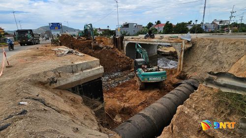 Đơn vị thi công cống hộp dưới cầu. Ảnh: THÀNH LÂN
