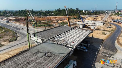 Dự án nút giao quốc lộ 14B với cao tốc Đà Nẵng - Quảng Ngãi (địa phận xã Bà Nà) đang tập trung đẩy nhanh tiến độ thi công. Ảnh: CÔNG TÚ