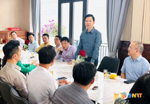 Ông Đoàn Xuân Hiếu, Bí thư Đảng ủy phường Tam Kỳ chia sẻ tại buổi cà phê cùng các doanh nghiệp. Ảnh: PHAN VINH