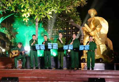 Tiết mục “Đồng đội” tại chương trình nghệ thuật “Hát cho đồng đội” do nghệ sĩ Đoàn Nghệ thuật tỉnh và Câu lạc bộ 7/5 biểu diễn.