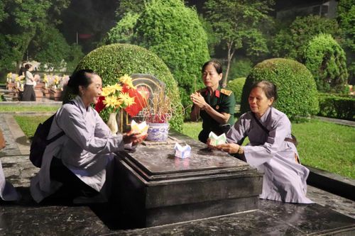 Nghi thức thắp nến tri ân được thực hiện đồng loạt tại các phần mộ trong Nghĩa trang Liệt sĩ quốc gia A1.