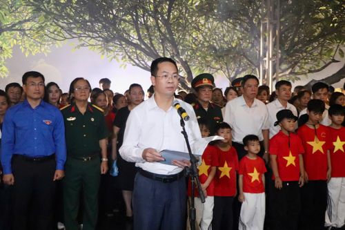 Giám đốc Sở Văn hóa, Thể thao và Du lịch Trần Hải Hà thể hiện sự tri ân các Anh hùng liệt sĩ.