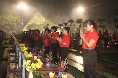 Đông đảo nhân dân dâng hương tại các phần mộ liệt sĩ.