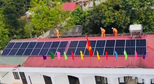 Công nhân Điện lực Mường Ảng triển khai lắp đặt điện mặt trời mái nhà.