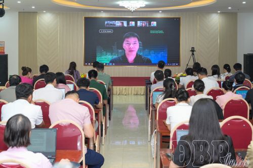 Tiến sĩ Trần Việt Hùng, CEO và đồng sáng lập STEAM For Vietnam phát biểu trực tuyến tại lễ khai mạc.