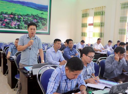 Lãnh đạo UBND phường Mường Lay tham gia ý kiến tại hội nghị.