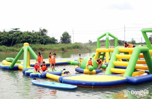 Khách du lịch tại Khu du lịch sinh thái Bò Cạp Vàng. Ảnh: Ngọc Liên