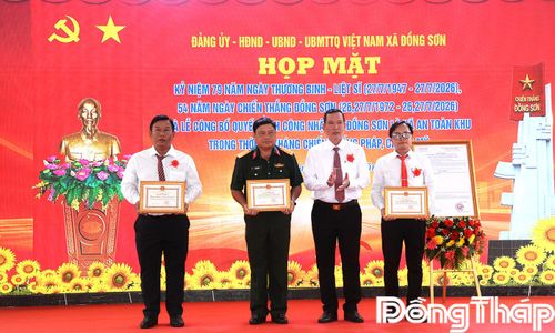 Đồng chí Võ Minh Phụng, Bí thư Đảng ủy, Chủ tịch HĐND xã Đồng Sơn trao Giấy khen cho các tập thể có thành tích trong xây dựng Hồ sơ khoa học xã An toàn khu.