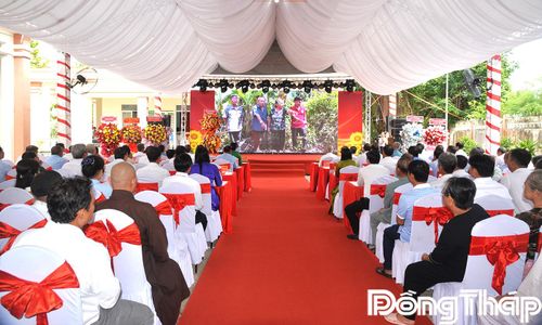 Đại biểu xem phóng sự “ Đồng Sơn vùng đất an toàn khu vươn mình phát triển”.