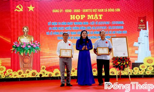 Đồng chí Lê Thị Thanh Minh, Phó Bí thư, Chủ tịch UBND xã Đồng Sơn trao Giấy khen cho các cá nhân có thành tích trong xây dựng Hồ sơ khoa học xã An toàn khu. 