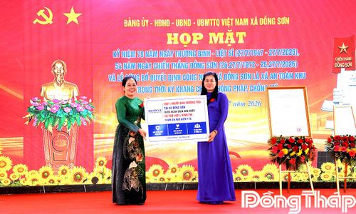 Đồng chí Nguyễn Thị Lan, Ủy viên Ban Thường vụ Tỉnh ủy, Chủ nhiệm Ủy ban Kiểm tra Tỉnh ủy trao biểu trưng Bảo hiểm y tế toàn dân xã Đồng Sơn. 