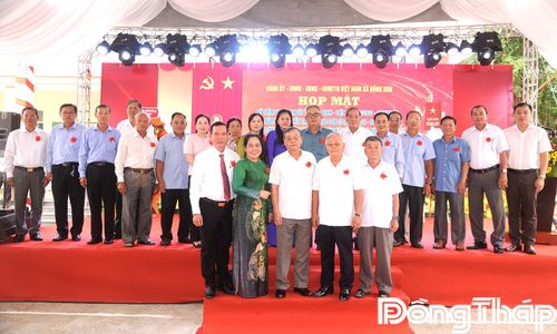 Lãnh đạo tỉnh cùng các đồng chí nguyên lãnh đạo tỉnh Tiền Giang (cũ), nguyên lãnh đạo huyện Gò Công Tây (cũ), các đại biểu chụp ảnh lưu niệm với lãnh đạo xã Đồng Sơn.