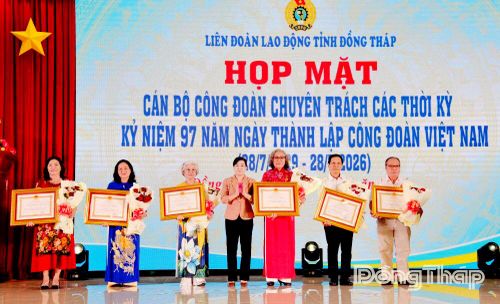 Đồng chí Châu Thị Mỹ Phương trao tặng Huân chương Lao động của Chủ tịch nước cho các đồng chí nguyên lãnh đạo, cán bộ Công đoàn có nhiều cống hiến.