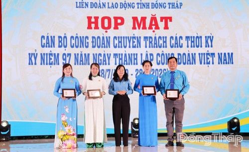 Đồng chí Huỳnh Thị Tuyết Vui, Chủ tịch Liên đoàn Lao động tỉnh Đồng Tháp trao Kỷ niệm chương “Vì sự nghiệp xây dựng tổ chức Công đoàn” của Tổng Liên đoàn Lao động cho các cán bộ Công đoàn chuyên trách tỉnh.