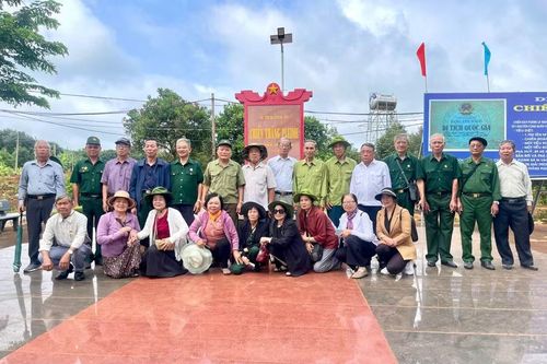  Chuyến về nguồn của Ban Liên lạc những người kháng chiến tỉnh tại Di tích lịch sử quốc gia Chiến thắng Plei Me (xã Ia Pia) sáng 22-7. Ảnh: P.D 