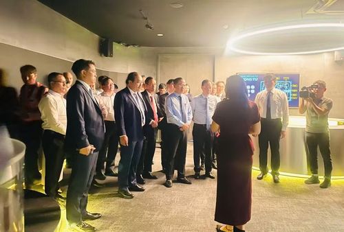  Các đại biểu tham quan, trải nghiệm mô hình công nghệ lượng tử tại phòng trưng bày. Ảnh: Trần Dung 