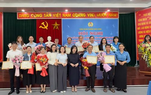  Trao giải cho các cá nhân đạt thành tích cao tại Cuộc thi trực tuyến Tìm hiểu Nghị quyết Đại hội Đảng, Đại hội Mặt trận Tổ quốc Việt Nam và Đại hội Công đoàn các cấp. Ảnh: M.C 