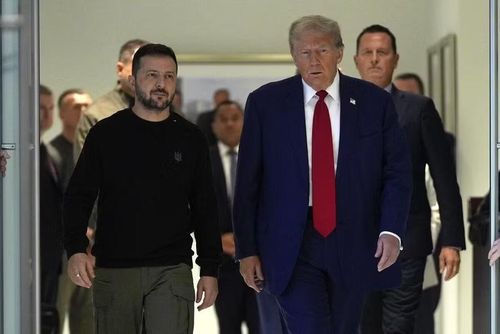  Ông Zelensky (trái) gặp ông Trump (phải) trong chuyến thăm Mỹ hồi tháng 9-2025. Ảnh: Los Angeles Times 