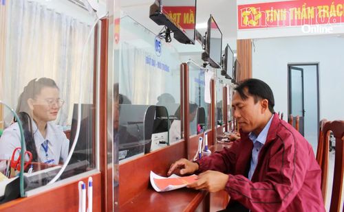 Người dân thực hiện thủ tục hành chính tại Trung tâm Phục vụ hành chính công xã Ninh Phước. Ảnh: THU LOAN