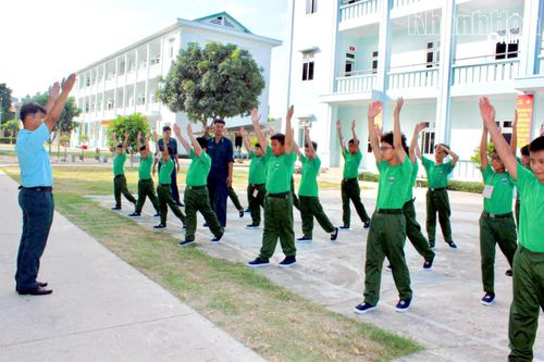 Các học viên được hướng dẫn động tác thể dục rèn luyện sức khỏe.