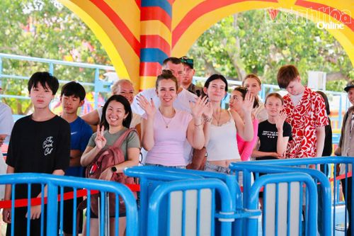 Du khách vui chơi tại VinWonders Nha Trang.