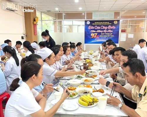 Đoàn viên, người lao động dùng "Bữa cơm công đoàn".