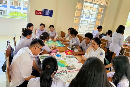 Các học sinh tham gia học nhóm theo chủ đề.