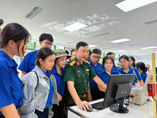 Các học sinh tham gia hoạt động trải nghiệm.