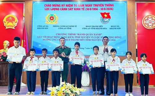 Lãnh đạo xã Khánh Sơn, đại diện Phòng Cảnh sát kinh tế Công an tỉnh trao quà cho học sinh.