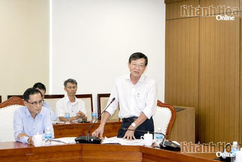 Lãnh đạo Sở Y tế báo cáo tại cuộc họp.