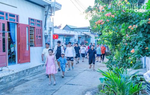 Du khách bắt đầu hành trình khám phá làng Bích họa Hòn Thiên.