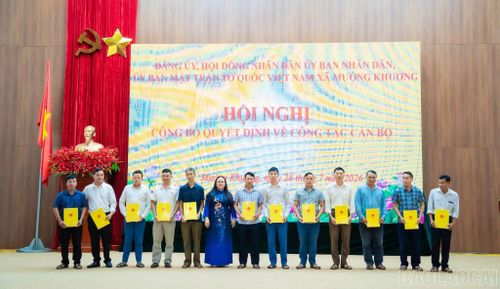 Trao quyết định cho trưởng ban công tác mặt trận các thôn.