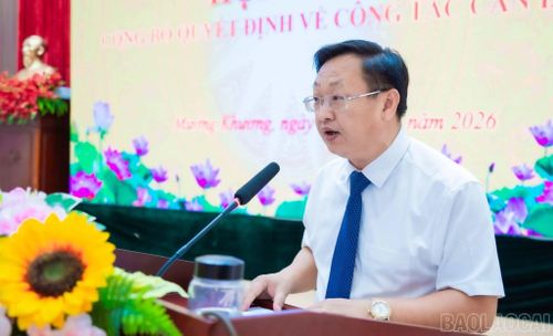Đồng chí Giàng Seo Vần - Ủy viên Ban Chấp hành Đảng bộ tỉnh, Bí thư Đảng ủy, Chủ tịch HĐND xã Mường Khương phát biểu tại hội nghị.