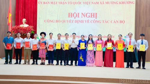 Trao quyết định cho các bí thư chi bộ và trưởng thôn.