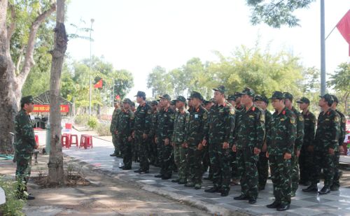 Thượng tá Trần Thanh Sơn, Phó Chủ nhiệm Chính trị Bộ CHQS tỉnh Lâm Đồng triển khai lực lượng làm nhiệm vụ