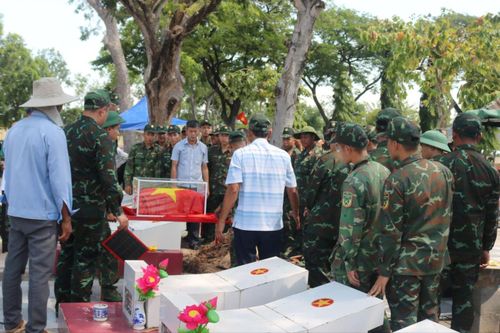 Một phần mộ liệt sĩ đã được khai quật lấy mẫu