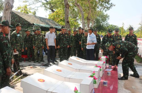 Các lực lượng chuẩn bị khai quật một liệt sĩ để lấy mẫu.